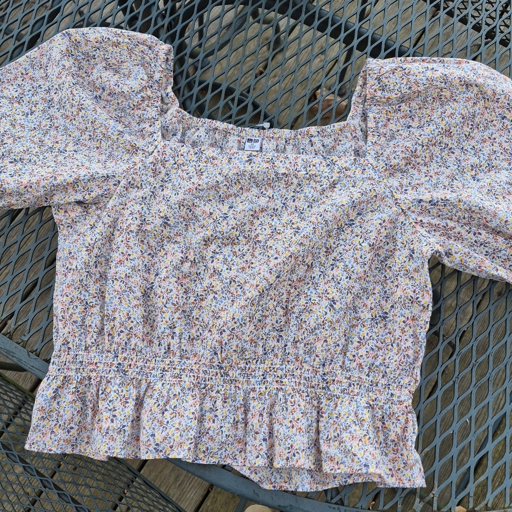 📚 Uniqlo Multicolor Floral Top Smocked cottagecore blouse XS  BOOK SALE